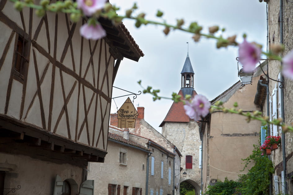 Charroux, une cit&eacute; fortifi&eacute;e qui a gard&eacute; de nombreux vestiges de son pass&eacute; m&eacute;di&eacute;val