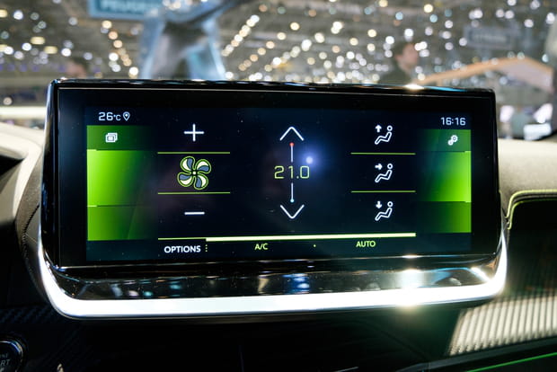 La climatisation est réglable sur l'écran tactile