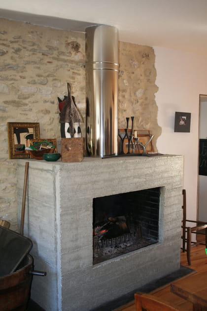 Une chemin&eacute;e en b&eacute;ton