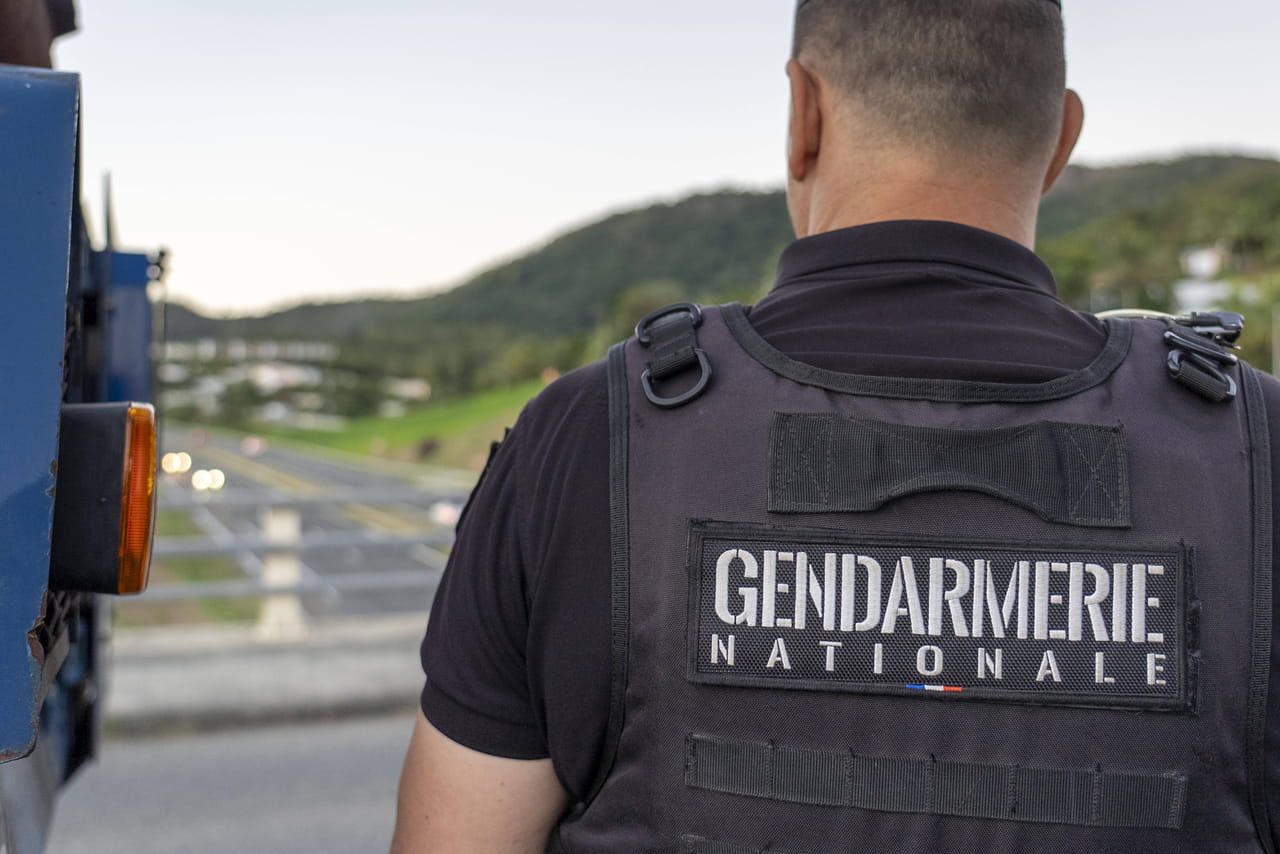 Ils foncent en excès de vitesse pour accoucher à la maternité, la réaction des gendarmes qui les ont arrêtés est épatante