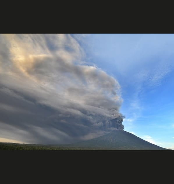 Vue du mont Agung en &eacute;ruption