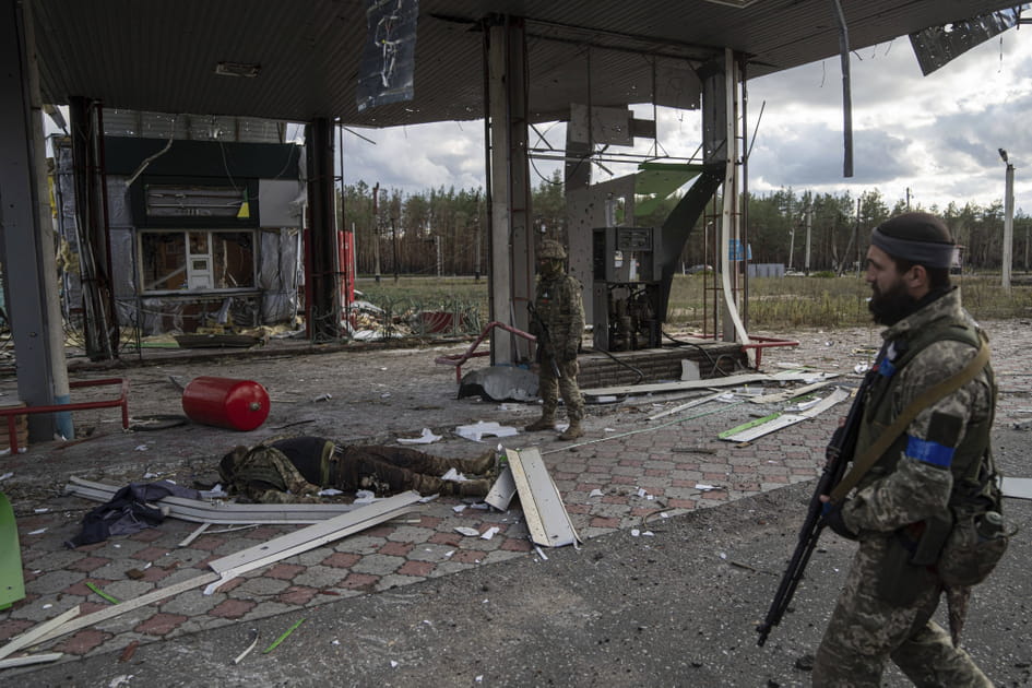Des soldats ukrainien devant un corps sans vie