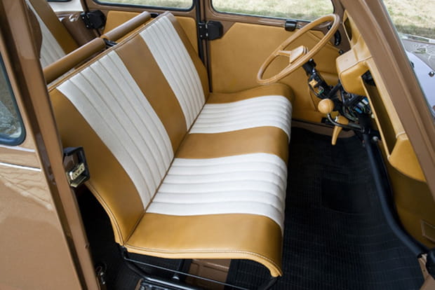 Des banquettes mi-toile, mi-cuir