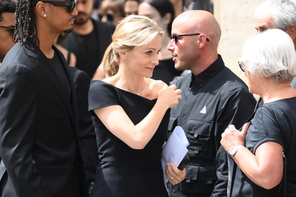 Audrey Crespo-Mara toute de noir v&ecirc;tue aux obs&egrave;ques de Thierry Ardisson