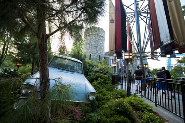 A l'entrée de l'attraction du Dragon Challenge