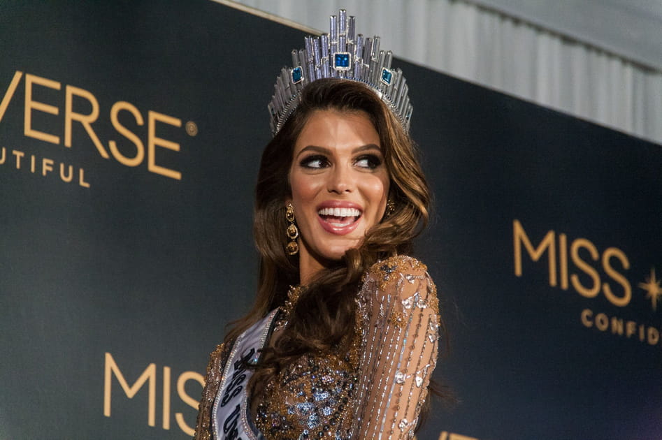 Avec la couronne de Miss Univers