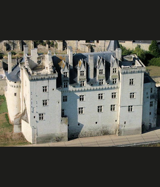 Un ch&acirc;teau les pieds dans l'eau