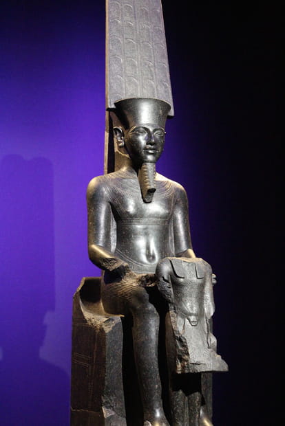 Le dieu Amon protégeant Toutânkhamon