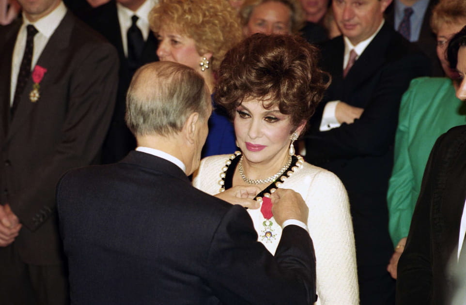 Gina Lollobrigida salu&eacute;e par la R&eacute;publique Fran&ccedil;aise