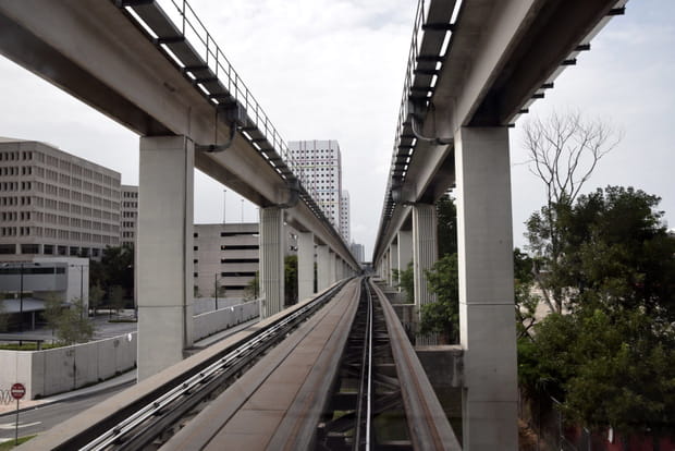 Le metromover, une balade en métro aérien
