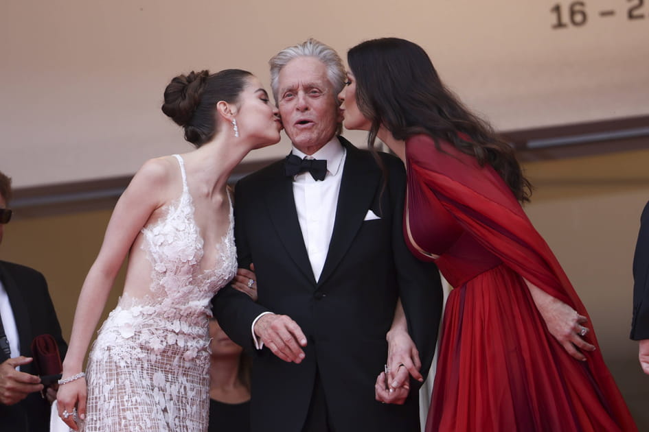 Michael Douglas embrass&eacute; par sa femme Catherine Zeta-Jones et sa fille &agrave; Cannes