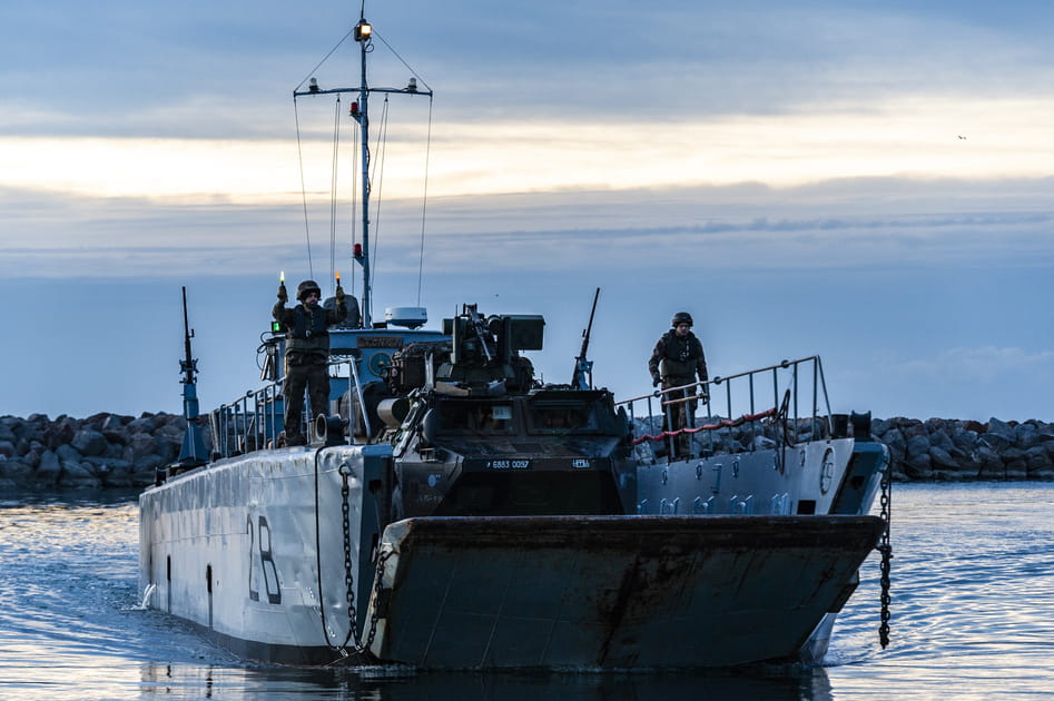 L'arm&eacute;e s'exerce &agrave; l'entr&eacute;e en premier par op&eacute;ration amphibie