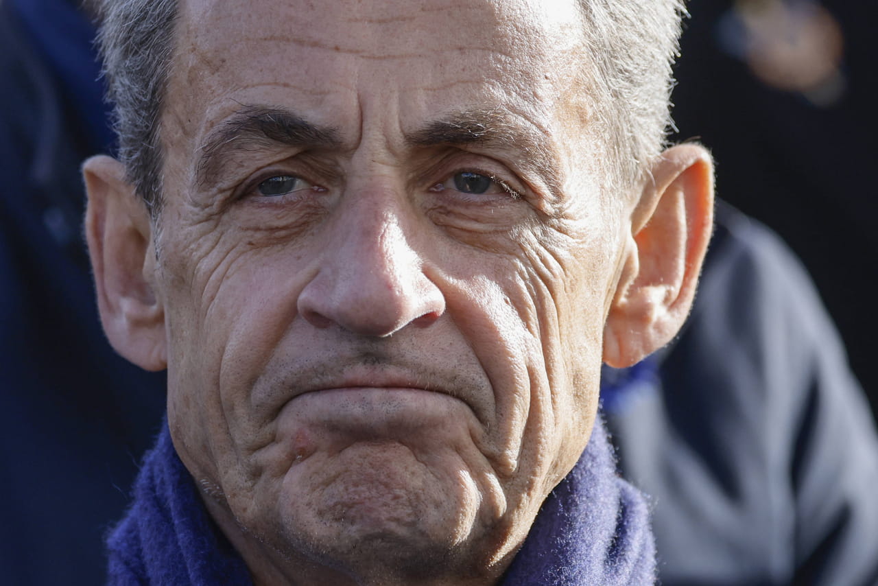 Nicolas Sarkozy a-t-il dÃ» se soumettre Ã  une fouille corporelle, entiÃ¨rement nuÂ ?