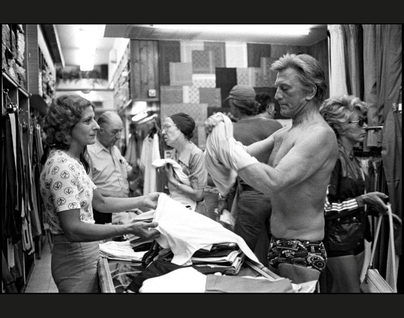 Kirk Douglas en plein essayage