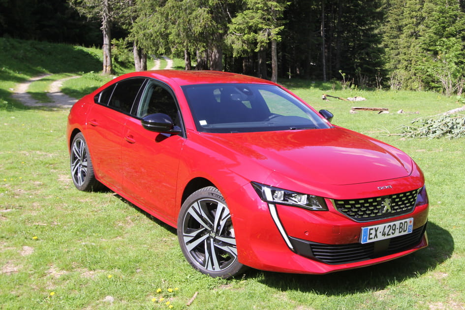 Une berline coup&eacute;