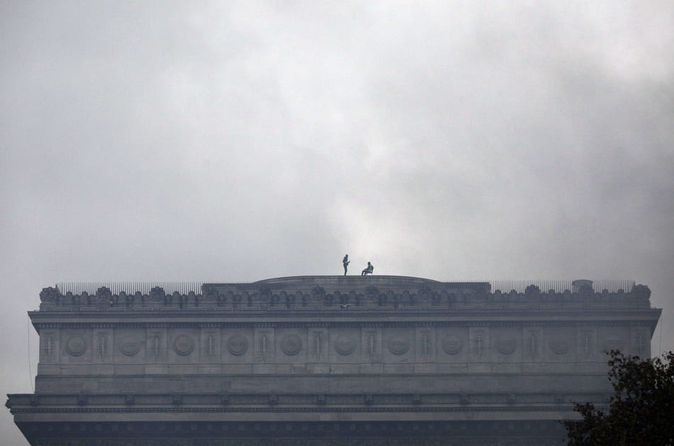 Gilets jaunes&nbsp;: les images choc &agrave; Paris