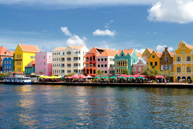Willemstad voit la vie en bleu, vert, jaune et rose