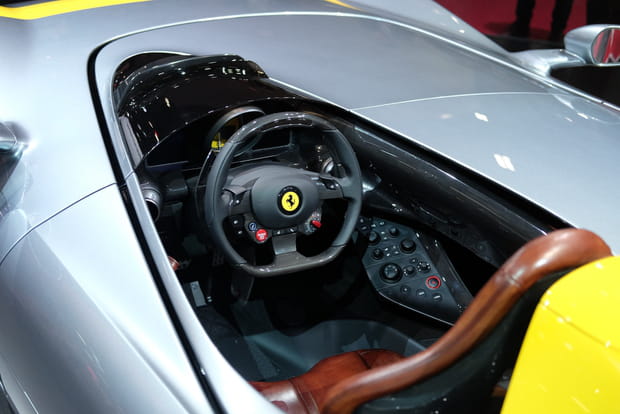 A l'intérieur, du cuir vintage et le strict minimum