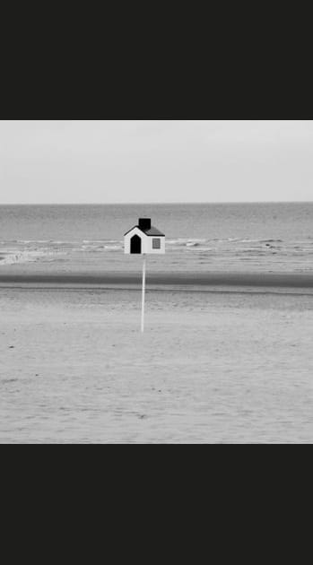 Seule sur le sable