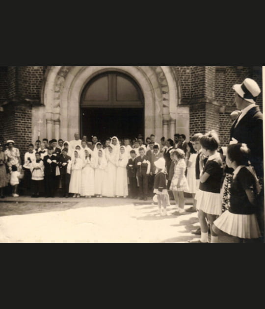 Communiants sur le parvis de l'&eacute;glise
