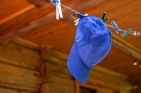 Ni Javel, ni bicarbonate : ce produit bon marché fait disparaître les taches de transpiration sur les casquettes