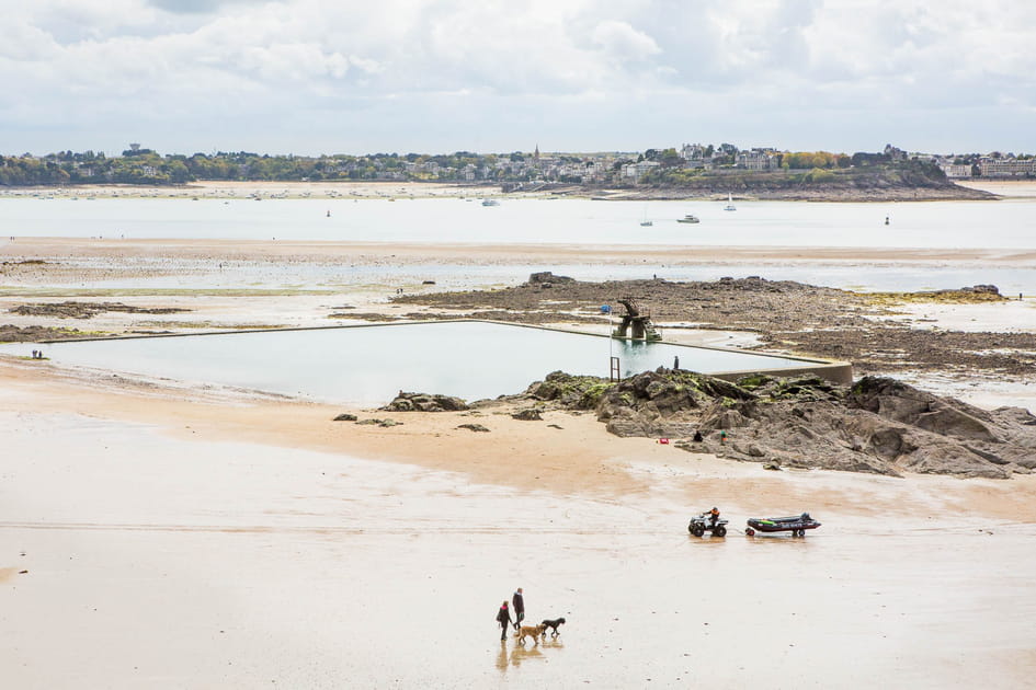 Se baigner dans la piscine d'eau de mer