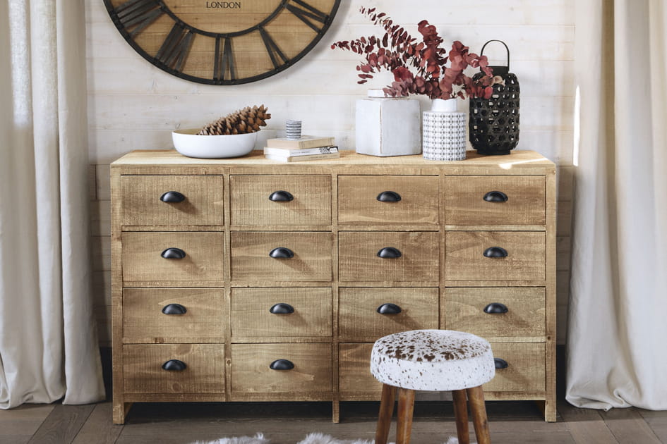 Une grande commode en bois