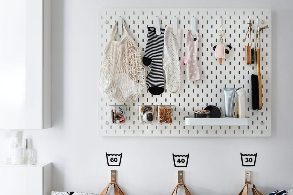 Un panneau dans la salle de bains