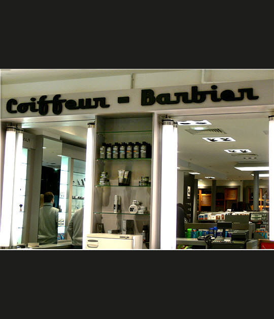 Un barbier coiffeur
