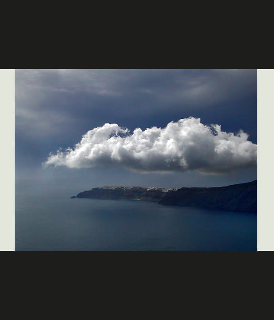 Oia sous un ciel plomb&eacute;