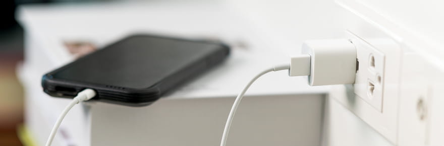 Beaucoup font cette erreur avec le chargeur de t&eacute;l&eacute;phone, cela fait rapidement grimper la facture d'&eacute;lectricit&eacute;