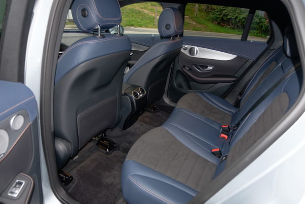 Un espace aux jambes préservé à l'arrière du Mercedes EQC