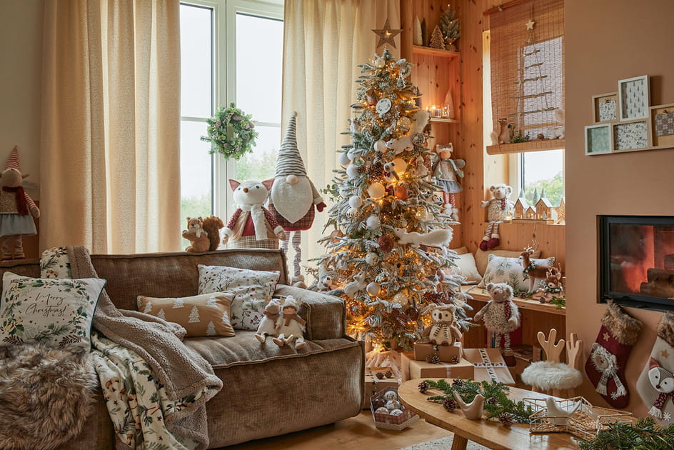 Ambiance chalet enneig&eacute; pour une d&eacute;co de No&euml;l r&eacute;ussie