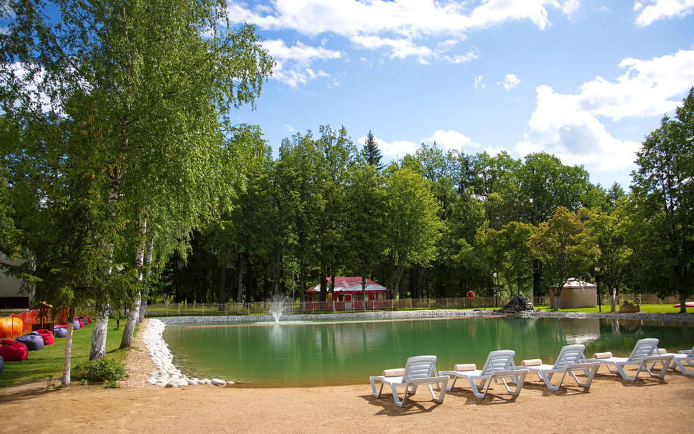 Une plage artificielle et un espace d&eacute;tente &agrave;&nbsp;l'ext&eacute;rieur
