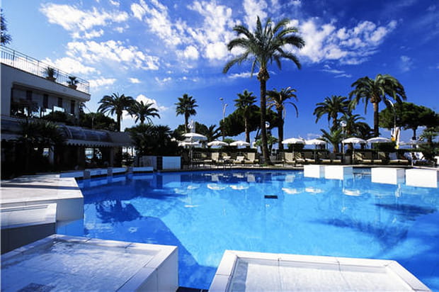 Une piscine au pied des palmiers