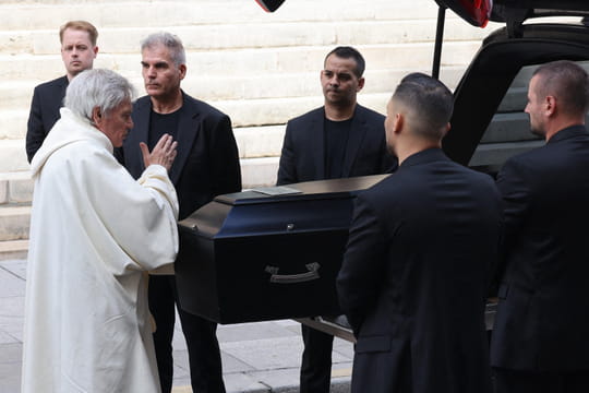 Enterrement de Thierry Ardisson&nbsp;: aux obs&egrave;ques, une foule de stars et un discours malicieux d'Audrey Crespo-Mara