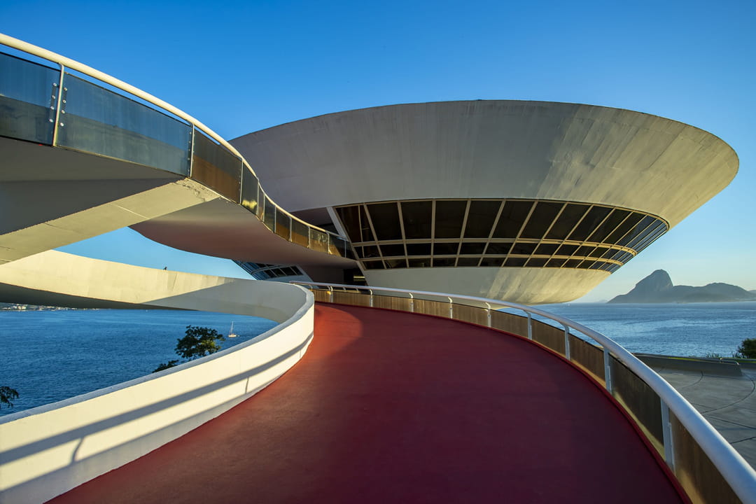Le musée d'art contemporain de Niteroi, au Brésil Le musée d'art contemporain de Niteroi, au Brésil