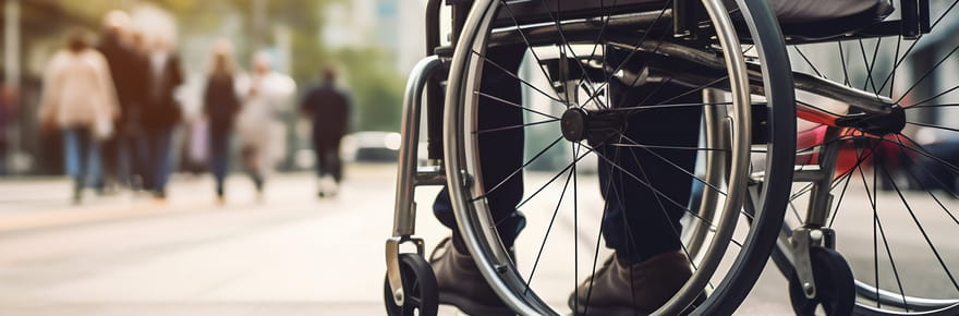 Un enfant de 11&nbsp;ans se fait voler son fauteuil roulant... Des inconnus lui viennent en aide et lui offrent de l'argent