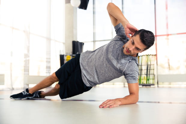Le Gainage De Cote Main Derriere La Tete