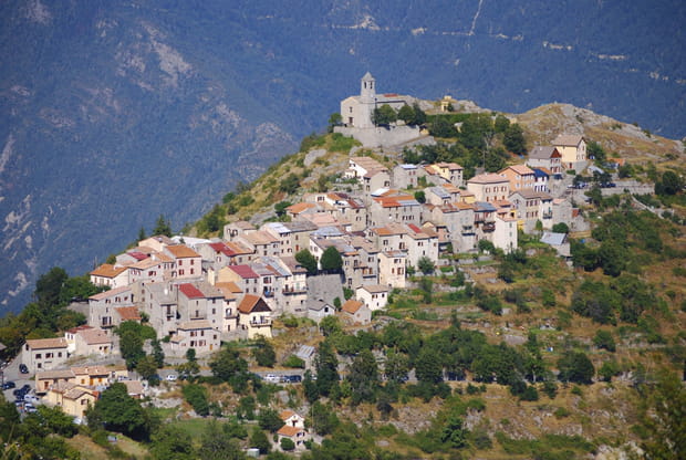 Ilonse, village médiéval perché sur un vertigineux piton rocheux