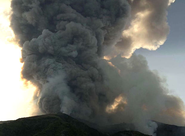 Eruption du volcan Stromboli le 3 juillet au large de la Sicile