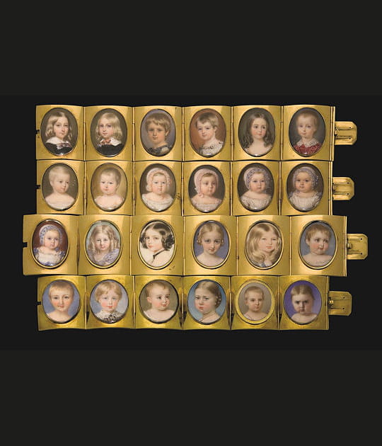 Des miniatures avec chacun de ses petits enfants