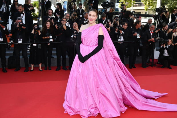 Greta Gerwig tout en rose en hommage à Barbie