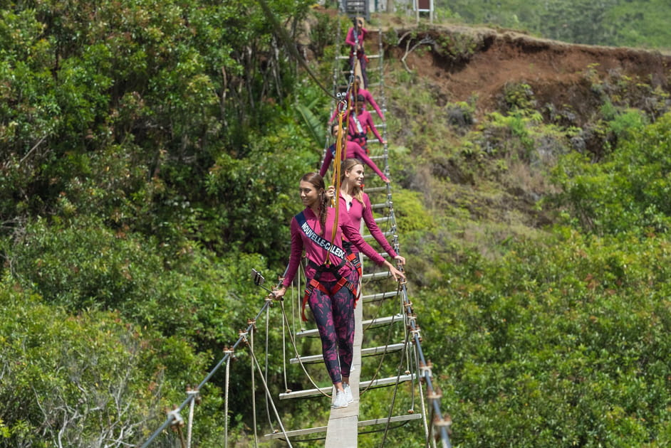 Sur un pont suspendu