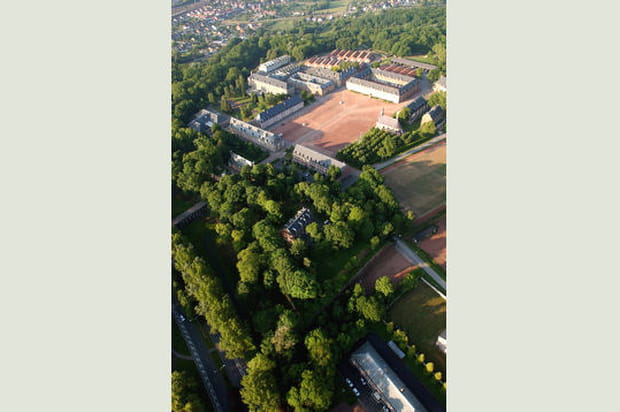 Une cour rectangulaire