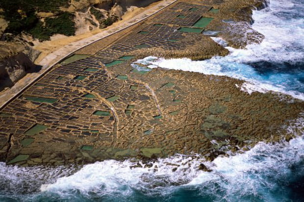 Une côte découpée