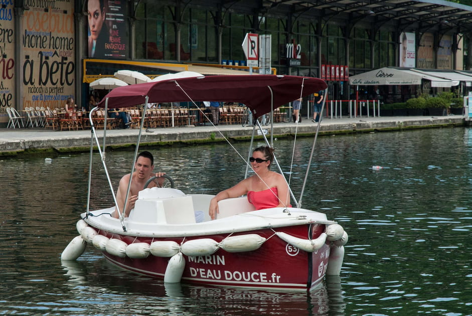 Louer un bateau pour voguer sur les canaux