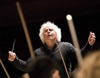 Simon Rattle dirige Elgar, Adès, Birtwistle, Knussen, Grime