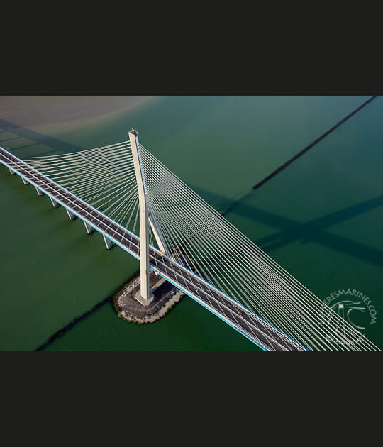 Au-dessus du pont de Normandie