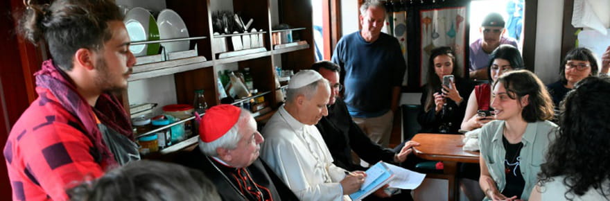 Sur un navire-&eacute;cole en M&eacute;diterran&eacute;e, le pape encourage &agrave; b&acirc;tir des ponts